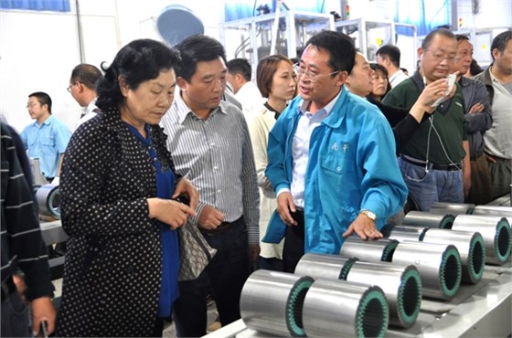 總經理陳學鋒介紹自動流水線 總經理陳學鋒介紹自動流水線