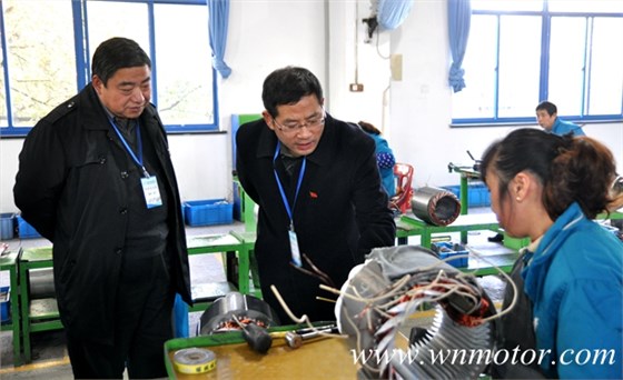 皖南電機(jī):專(zhuān)家組成員在生產(chǎn)現(xiàn)場(chǎng)查看 皖南電機(jī):專(zhuān)家組成員在生產(chǎn)現(xiàn)場(chǎng)查看