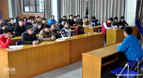 皖南電機(jī)培訓(xùn)處處長王鈞給學(xué)生介紹公司基本情況 皖南電機(jī)培訓(xùn)處處長王鈞給學(xué)生介紹公司基本情況