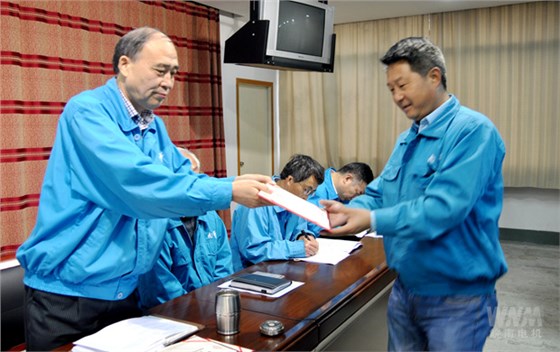 副董事長管兵為獲獎部門頒獎 副董事長管兵為獲獎部門頒獎