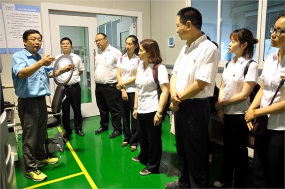 皖南電機許總向來賓介紹先進的檢測設備 皖南電機許總向來賓介紹先進的檢測設備