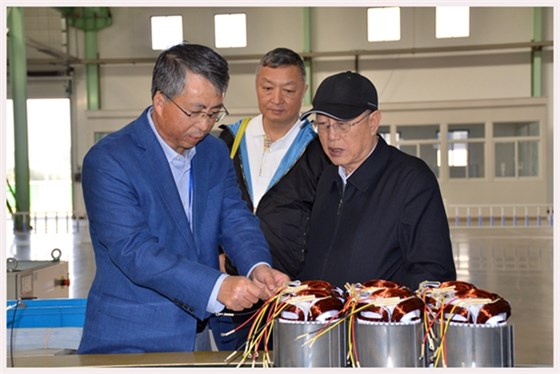 圖為中國機械工業聯合會特別顧問蔡惟慈(右一)、上海電器科學研究所(集團)有限公司黨委書記鄒孟奇(中)在公司副總經理孫躍(左一)的陪同下參觀皖南電機生產車間 圖為中國機械工業聯合會特別顧問蔡惟慈(右一)、上海電器科學研究所(集團)有限公司黨委書記鄒孟奇(中)在公司副總經理孫躍(左一)的陪同下參觀皖南電機生產車間