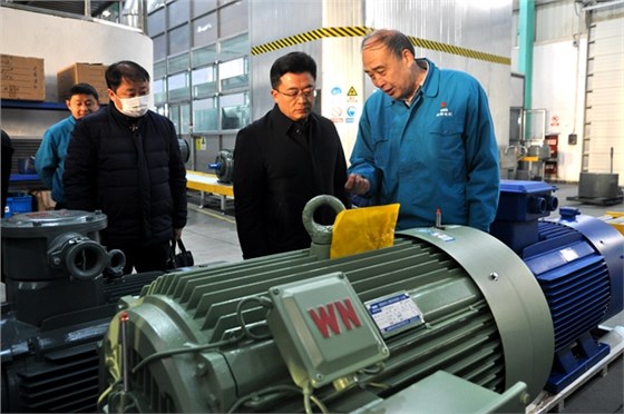 圖為管兵正在向省科技廳領(lǐng)導介紹皖南電機產(chǎn)品 圖為管兵正在向省科技廳領(lǐng)導介紹皖南電機產(chǎn)品