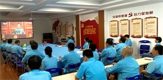 皖南電機黨委書記、副董事長管兵正在與公司黨員干部一起集中收看大會直播