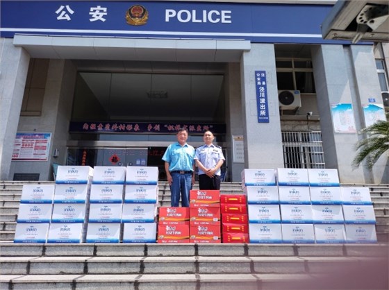 圖為公司安全環(huán)境保護(hù)處處長(zhǎng)董萌蓓為子弟兵及公安民警送去慰問(wèn)品,并致以節(jié)日的問(wèn)候和祝福 圖為公司安全環(huán)境保護(hù)處處長(zhǎng)董萌蓓為子弟兵及公安民警送去慰問(wèn)品,并致以節(jié)日的問(wèn)候和祝福