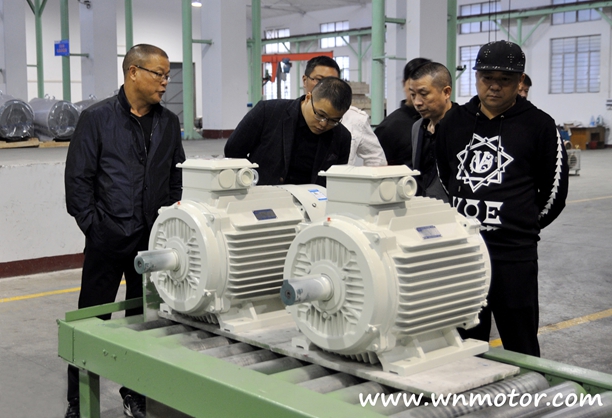 浙江客人參觀皖南電機2.jpg 浙江客人參觀皖南電機2.jpg