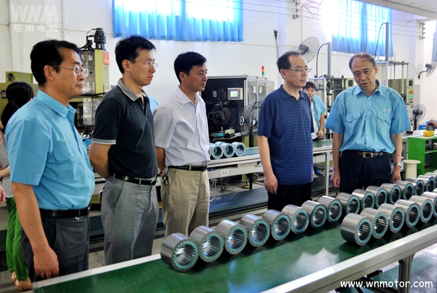 管兵副董事長在向宋志明副司長介紹公司的產品 管兵副董事長在向宋志明副司長介紹公司的產品