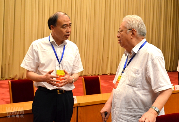 皖南電機(jī)管總與機(jī)械部副部長(zhǎng)陸燕蓀在會(huì)上交流 皖南電機(jī)管總與機(jī)械部副部長(zhǎng)陸燕蓀在會(huì)上交流