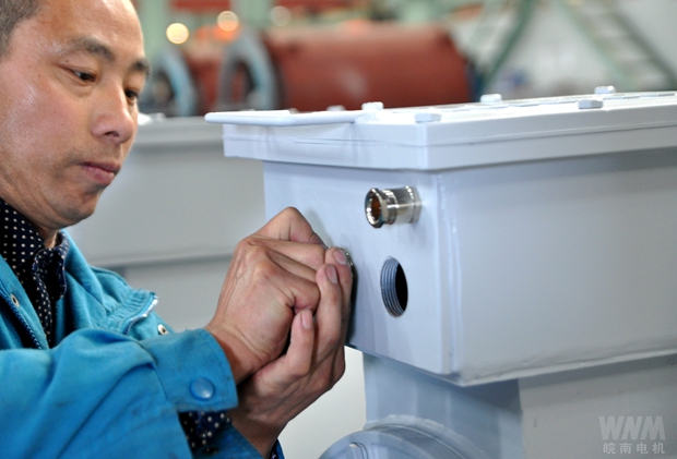 員工在進行盾構機電機交付前最后的細查 員工在進行盾構機電機交付前最后的細查