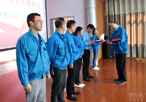 黨委書記、副董事長管兵為先進(jìn)集體頒獎(jiǎng) 黨委書記、副董事長管兵為先進(jìn)集體頒獎(jiǎng)