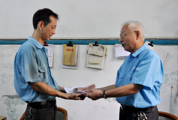 皖南電機工會主席胡夏生將愛心款交到徐彬手中 皖南電機工會主席胡夏生將愛心款交到徐彬手中