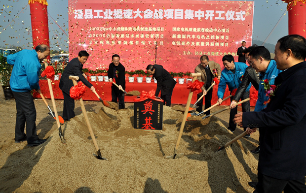 皖南電機:大家在揚鍬培土 皖南電機:大家在揚鍬培土