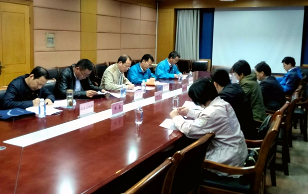 總經(jīng)理陳學(xué)鋒向調(diào)研組介紹公司的生產(chǎn)經(jīng)營情況 總經(jīng)理陳學(xué)鋒向調(diào)研組介紹公司的生產(chǎn)經(jīng)營情況