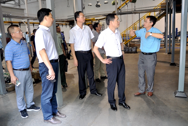 總經理陳學鋒陪同耿書記在車間檢查 總經理陳學鋒陪同耿書記在車間檢查