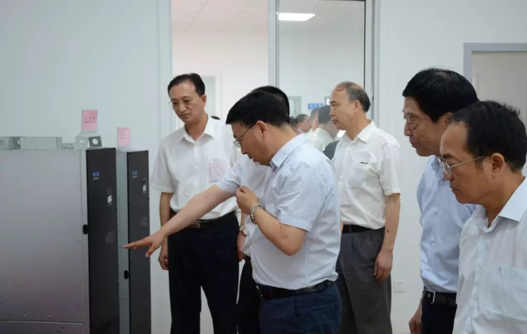 皖南電機:縣領(lǐng)導(dǎo)正在參觀華辰公司產(chǎn)品展廳 皖南電機:縣領(lǐng)導(dǎo)正在參觀華辰公司產(chǎn)品展廳