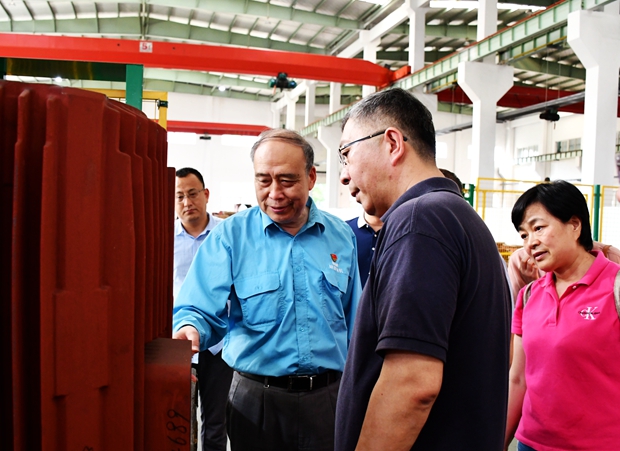 圖為公司黨委書記、副董事長管兵正在向校友介紹公司產品 圖為公司黨委書記、副董事長管兵正在向校友介紹公司產品